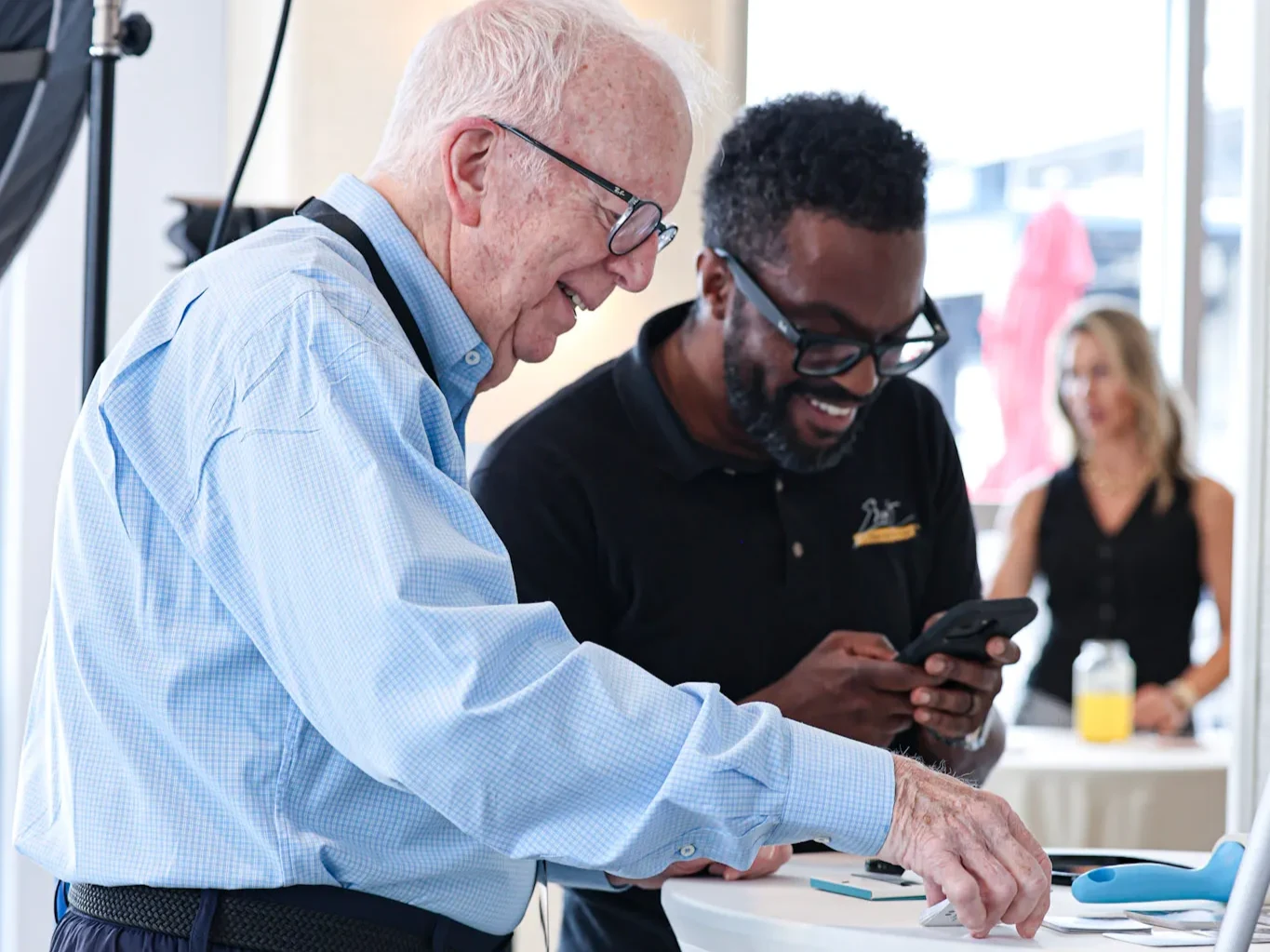 An attendee signing up for their headshot with Errol from Errol E Photography.